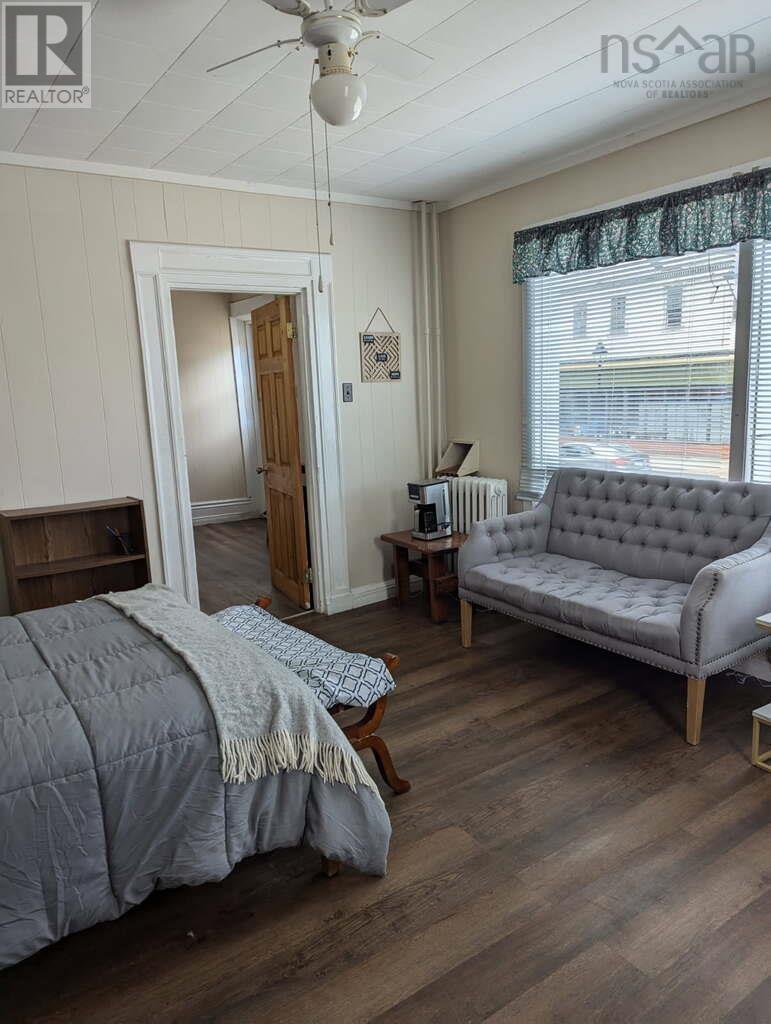 256 Main Street, Yarmouth, Nova Scotia  B5A 1C9 - Photo 2 - 202510363