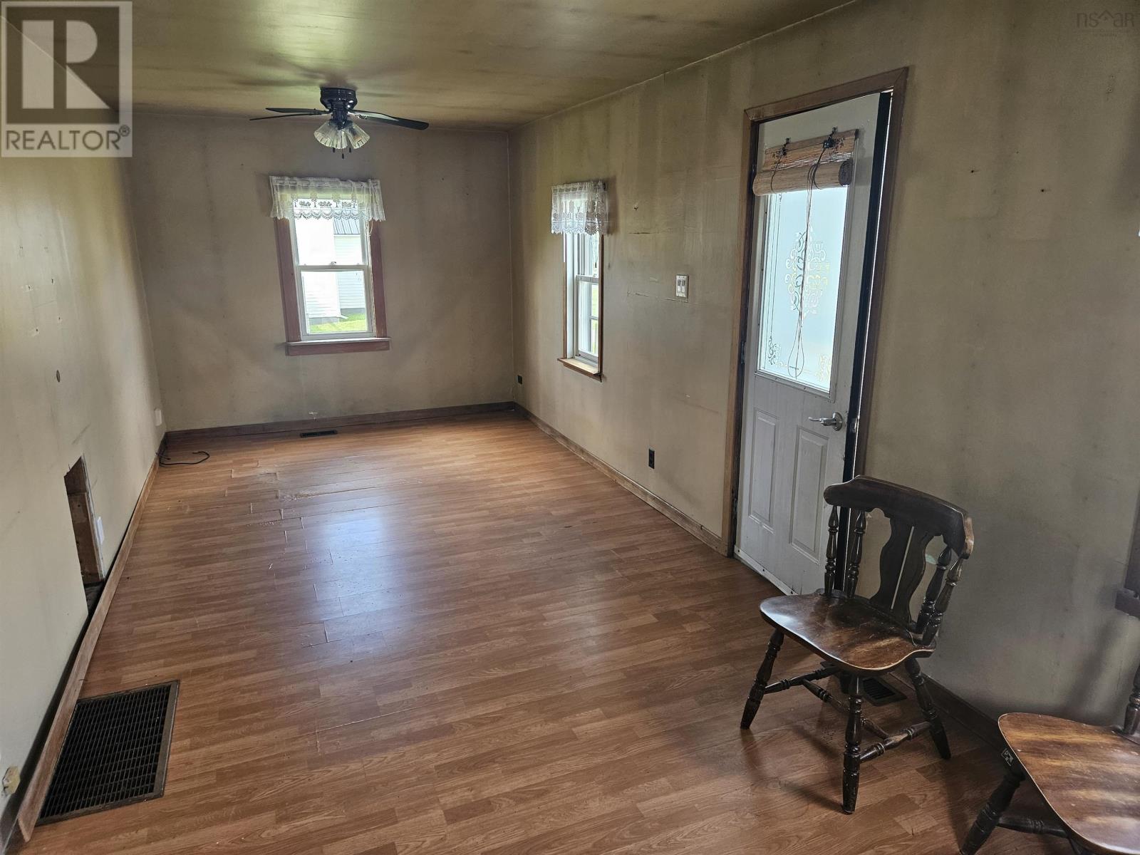 29 Cowan Street, Springhill, Nova Scotia  B0M 1X0 - Photo 6 - 202516659