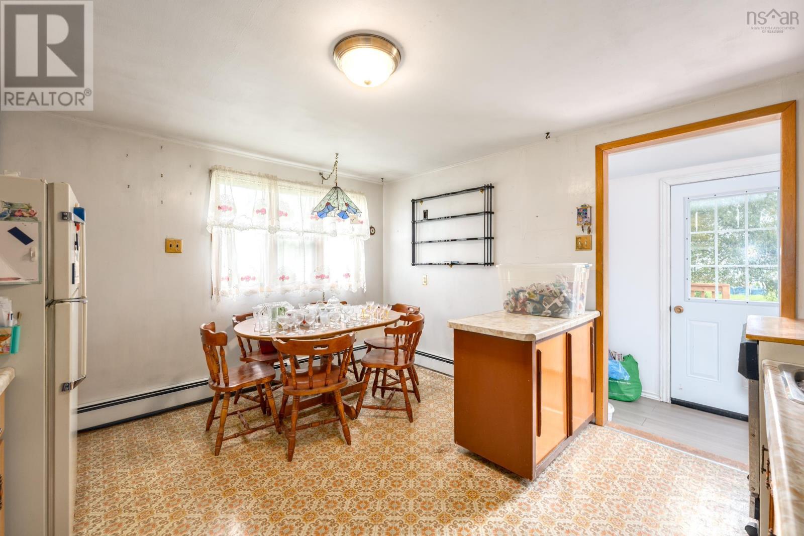 18 Shaw Avenue, Yarmouth, Nova Scotia  B5A 2T9 - Photo 6 - 202518398