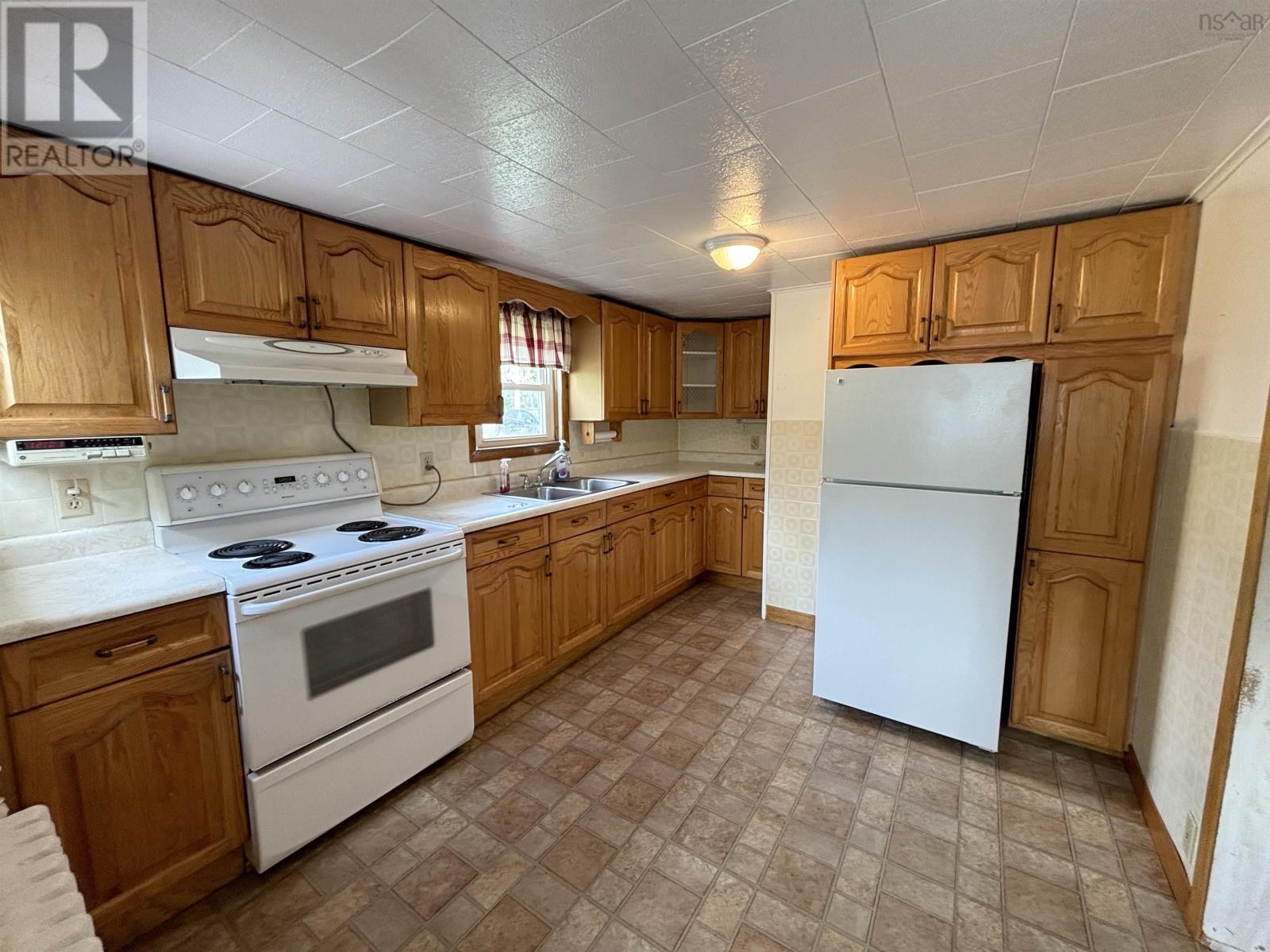 308 Lake Road, Glace Bay, Nova Scotia  B1A 2H1 - Photo 3 - 202523277