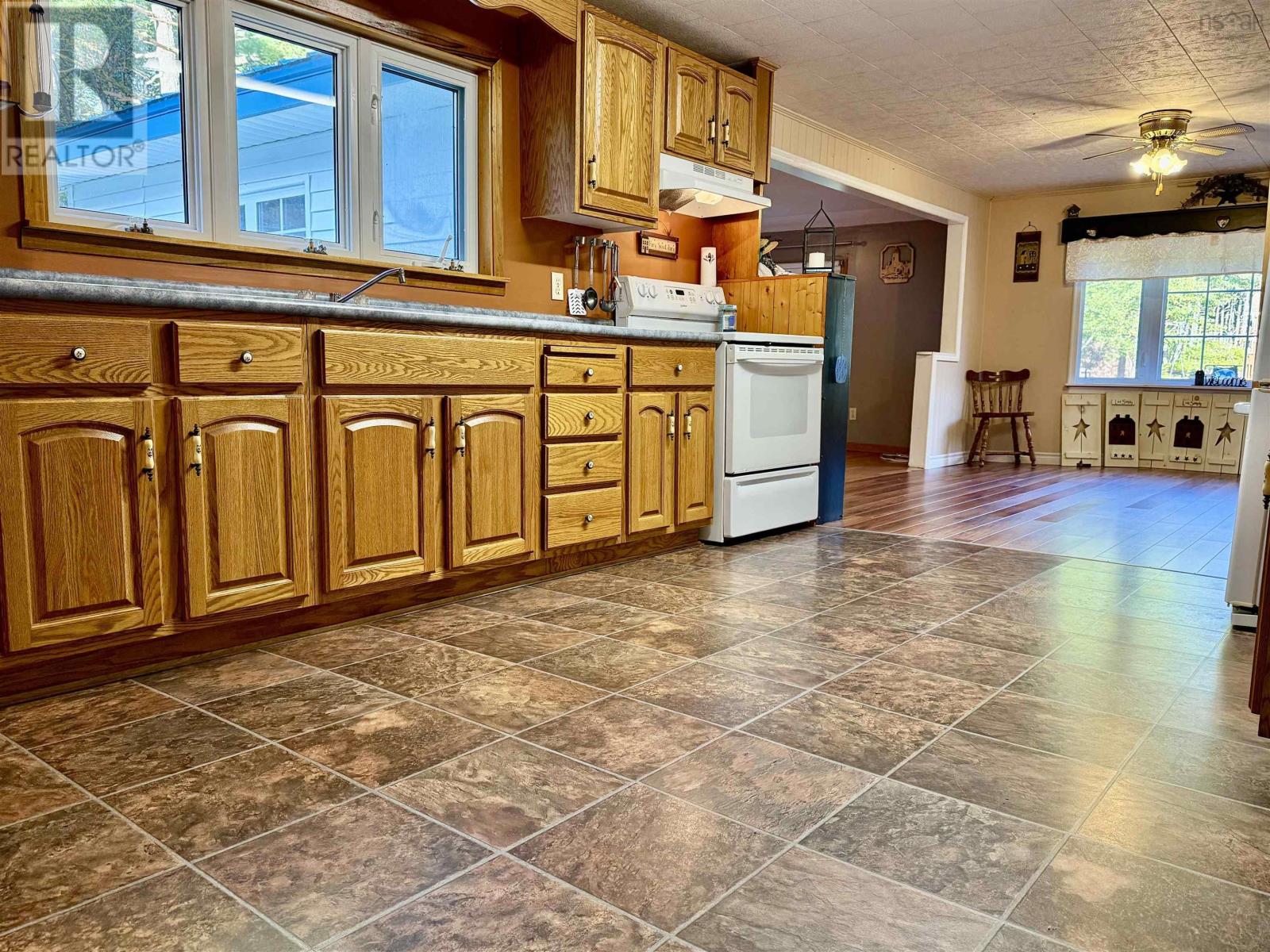 101 Annapolis Road, Shelburne, Nova Scotia  B0T 1W0 - Photo 6 - 202523606