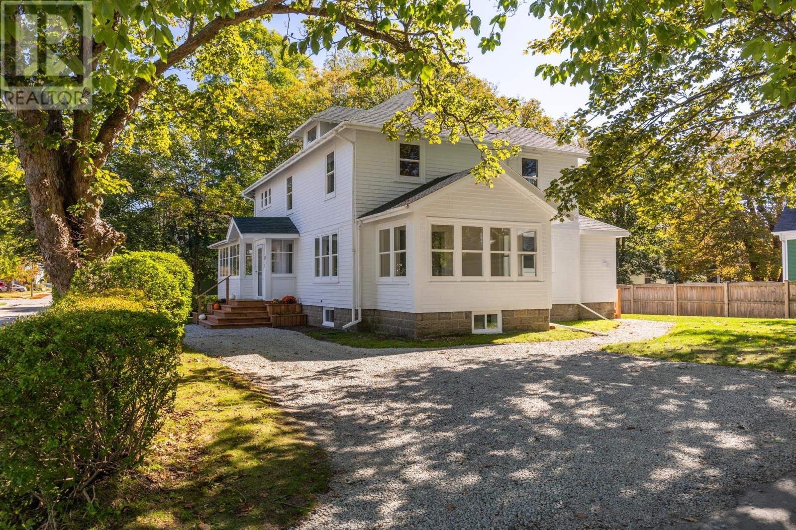 19 Cumberland Street, Yarmouth, Nova Scotia  B5A 5K4 - Photo 2 - 202525355