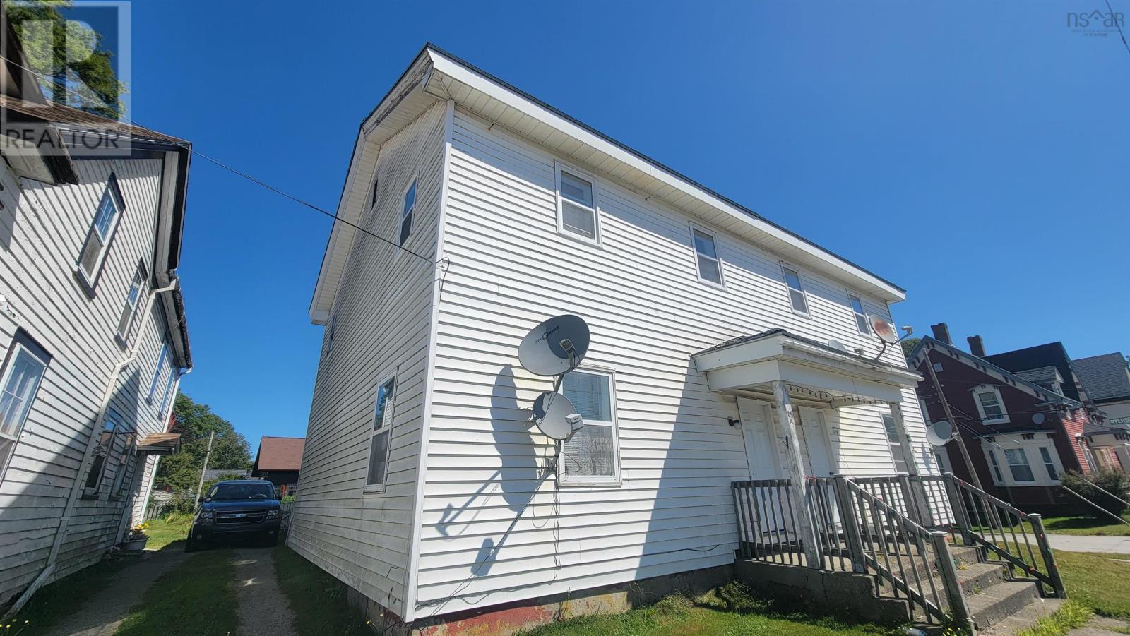 24-26 Parade Street, Yarmouth, Nova Scotia  B5A 3A7 - Photo 3 - 202526729