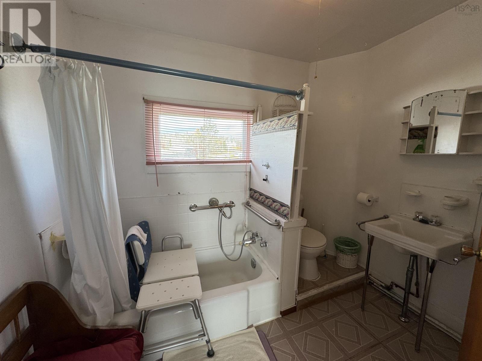 37 Kent Street, Louisbourg, Nova Scotia  B1C 1G2 - Photo 14 - 202527052