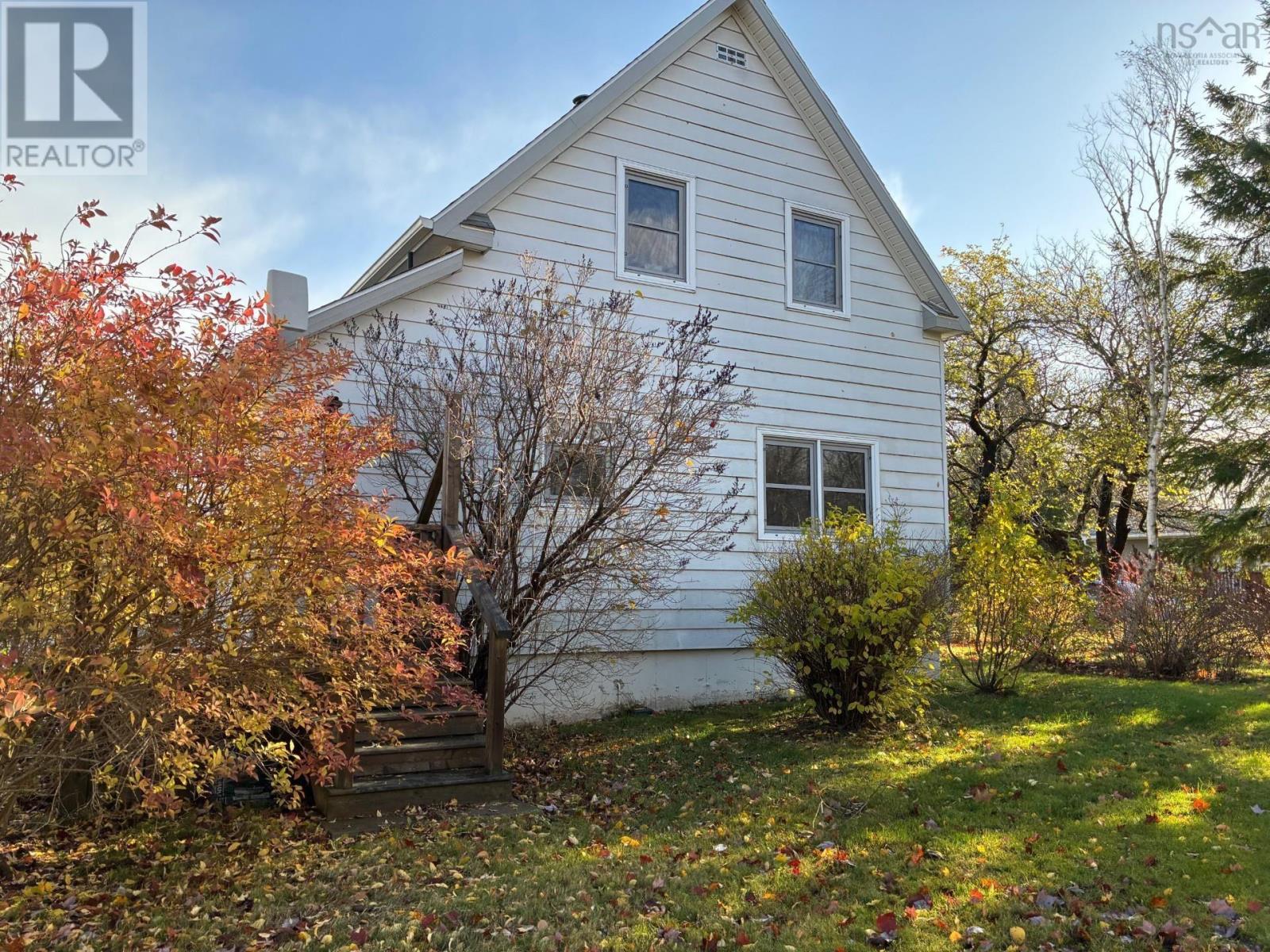 115 Queen, Baddeck, Nova Scotia  B0E 1B0 - Photo 2 - 202527379