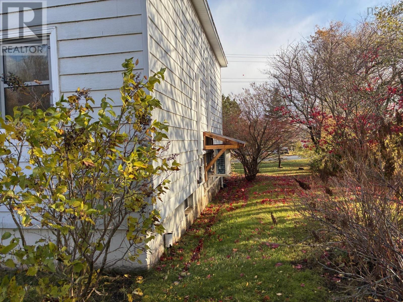115 Queen, Baddeck, Nova Scotia  B0E 1B0 - Photo 3 - 202527379