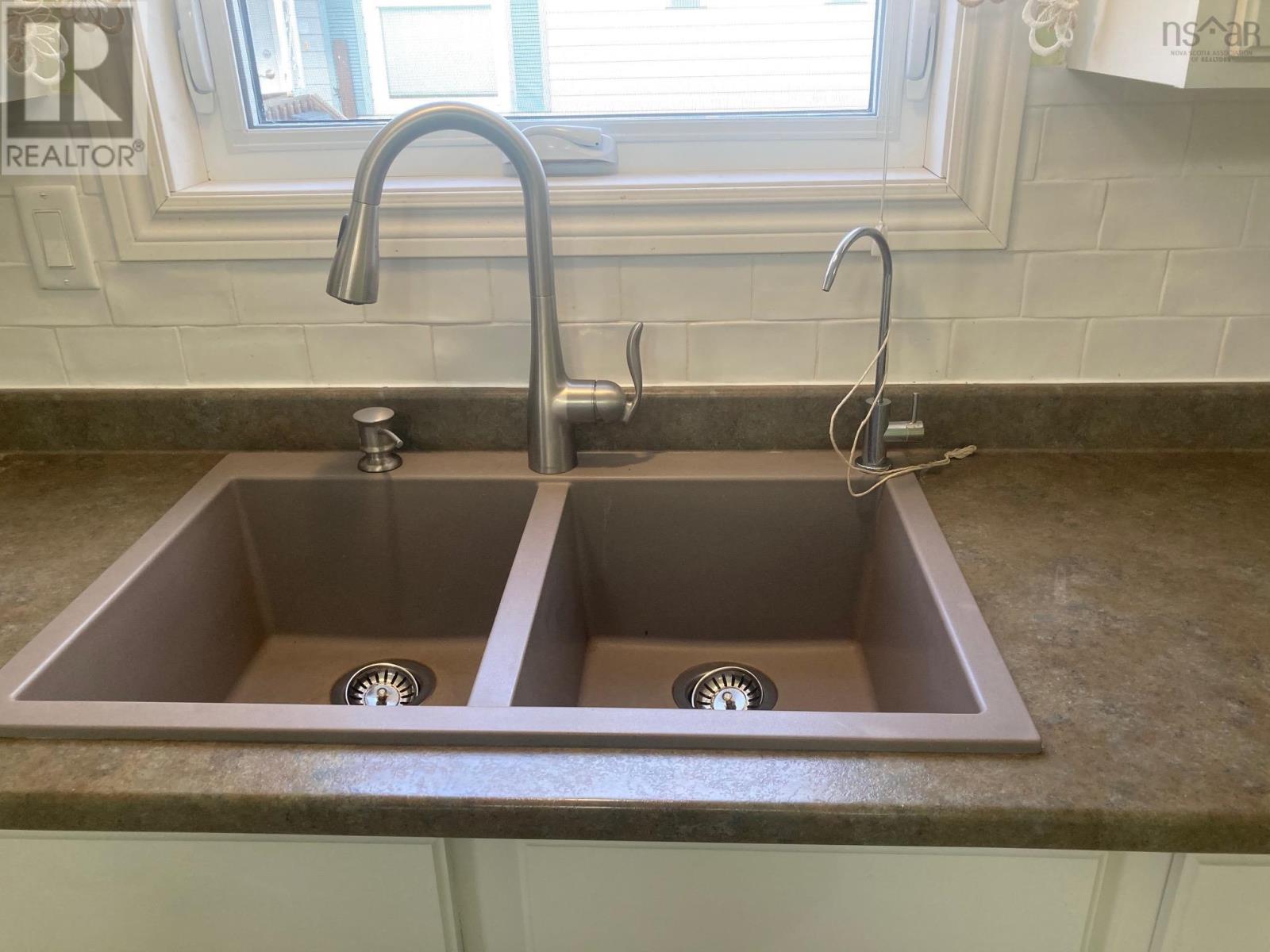 38 Sherbrooke Avenue, Bridgewater, Nova Scotia  B4V 4G1 - Photo 12 - 202527543