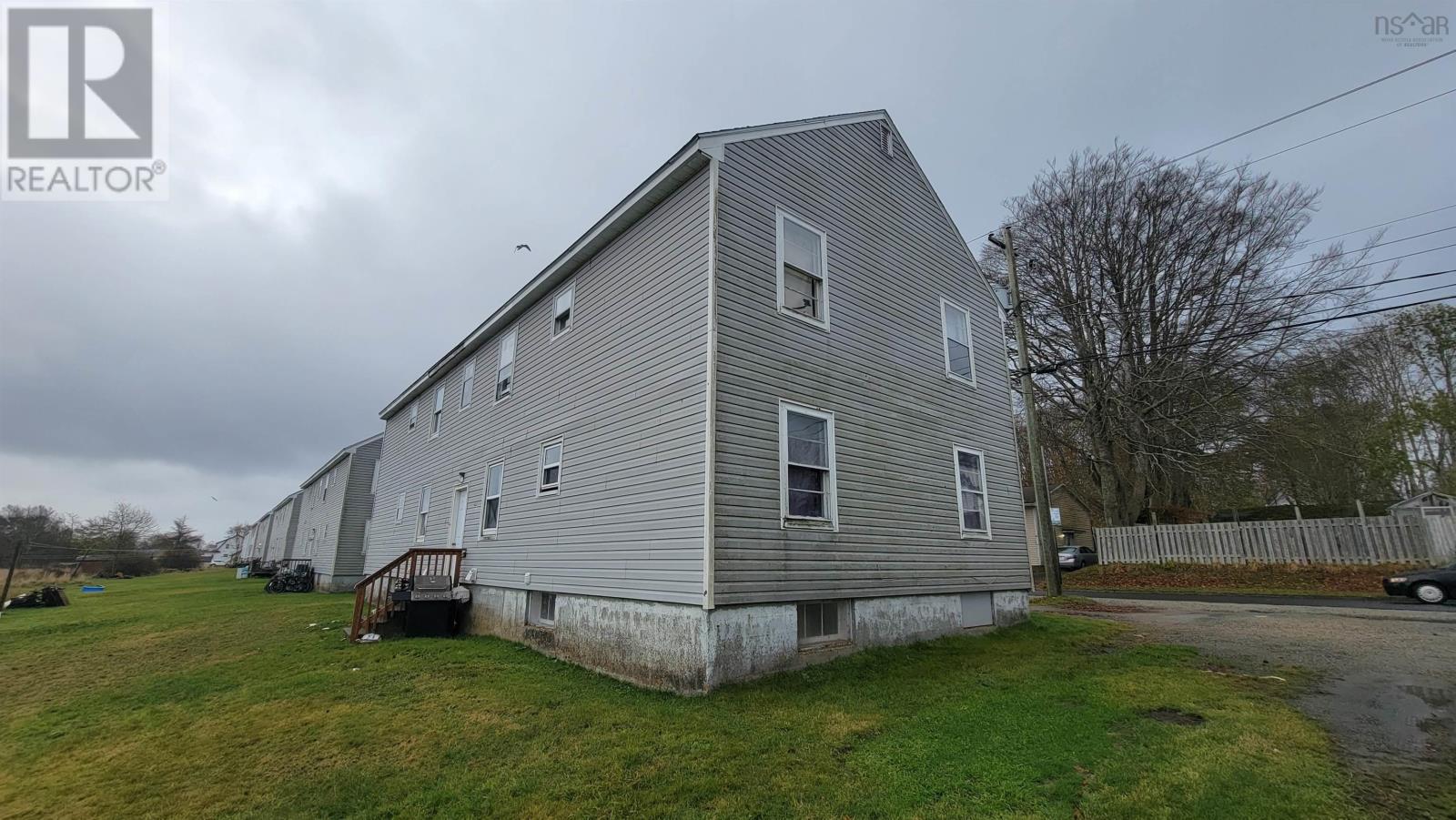 91 Pleasant Street, Yarmouth, Nova Scotia  B5A 2J3 - Photo 3 - 202527924