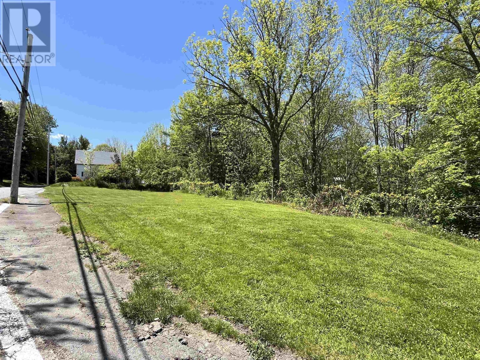 8 Pine Street, Bridgewater, Nova Scotia  B4V 1X4 - Photo 3 - 202528983