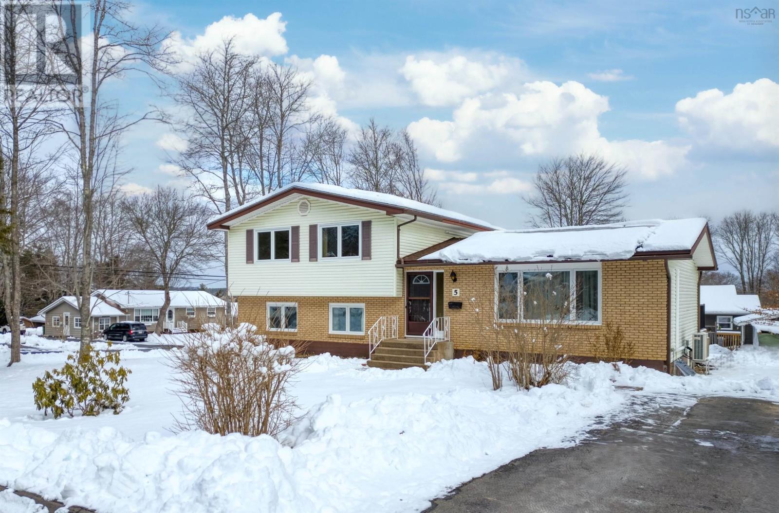 5 Alpine Drive, Bridgewater, Nova Scotia  B4V 3A5 - Photo 3 - 202601447