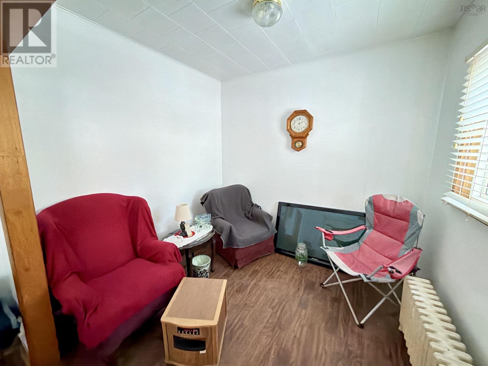 385 Gibbon Street, New Waterford, Nova Scotia  B1H 3N3 - Photo 4 - 202601455