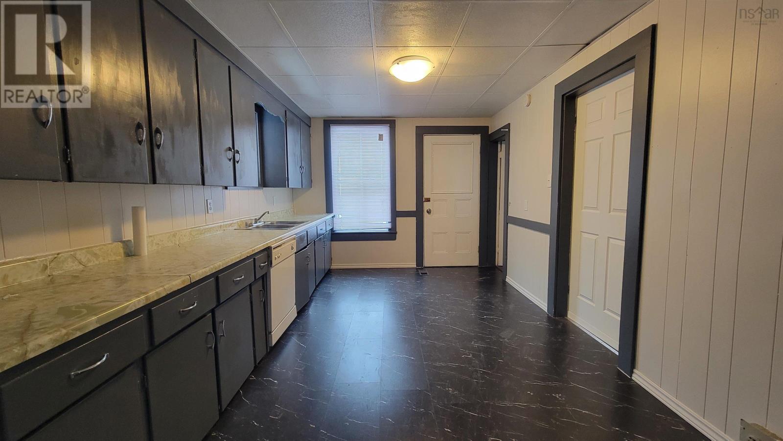 30 Parade Street, Yarmouth, Nova Scotia  B5A 3A8 - Photo 8 - 202601913