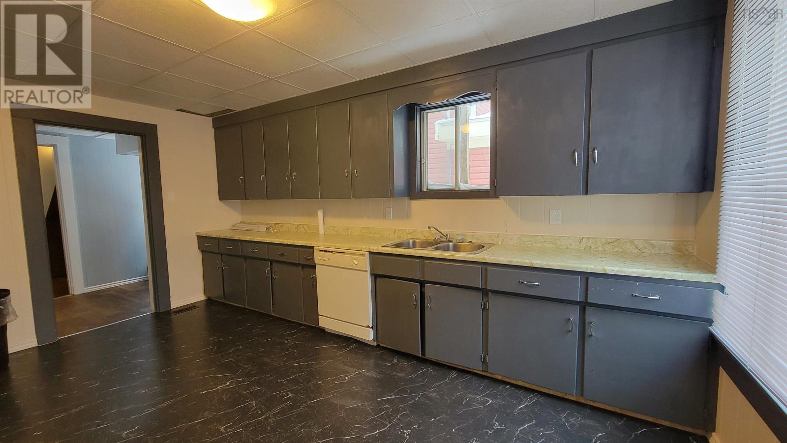 30 Parade Street, Yarmouth, Nova Scotia  B5A 3A8 - Photo 9 - 202601913