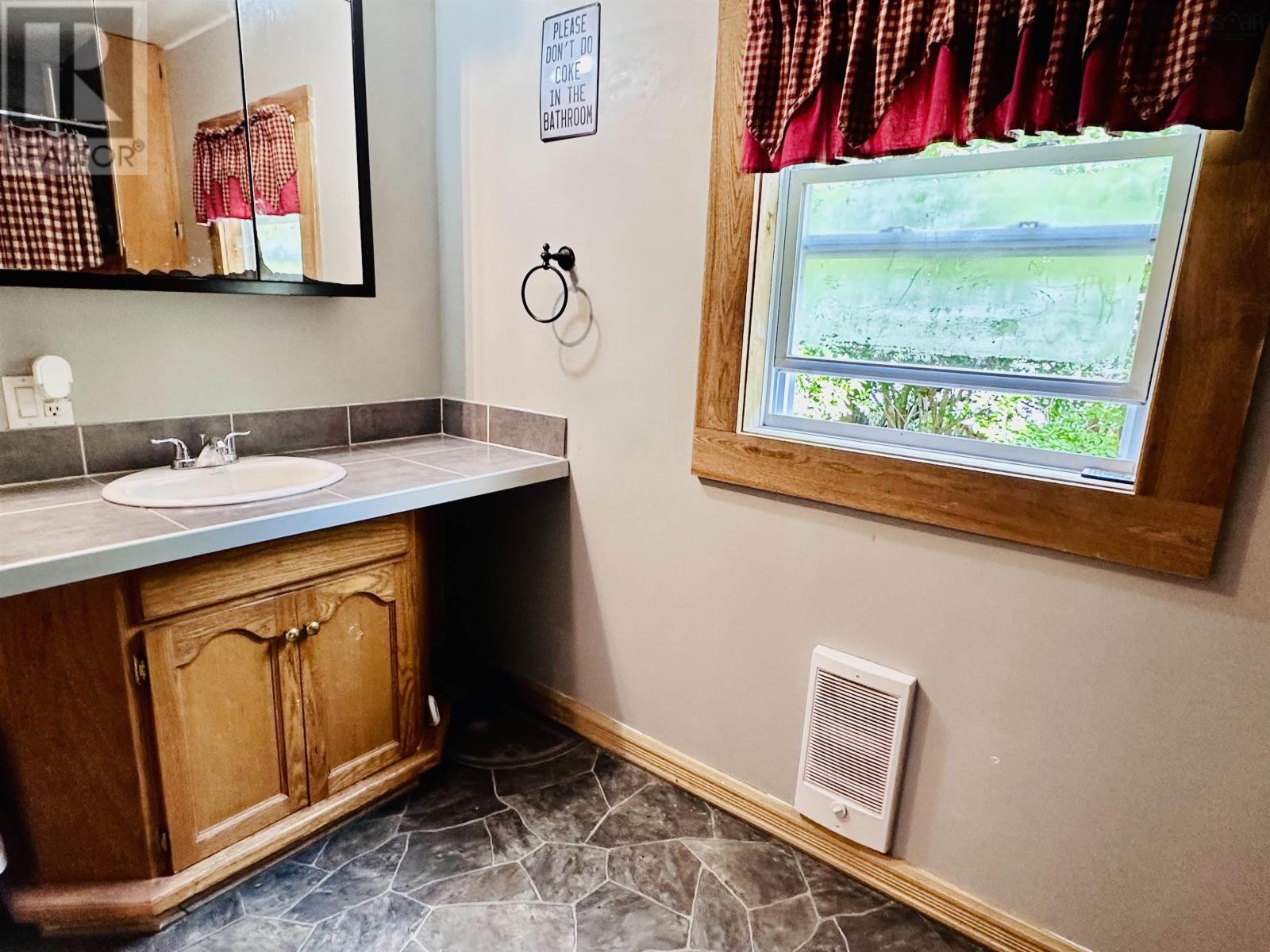 101 Parr Street, Shelburne, Nova Scotia  B0T 1W0 - Photo 15 - 202602067