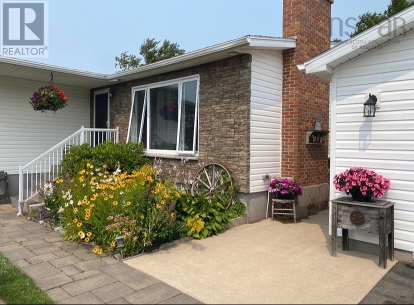 10 Don-Gordon Street, Glace Bay, Nova Scotia  B1A 6A2 - Photo 2 - 202602361