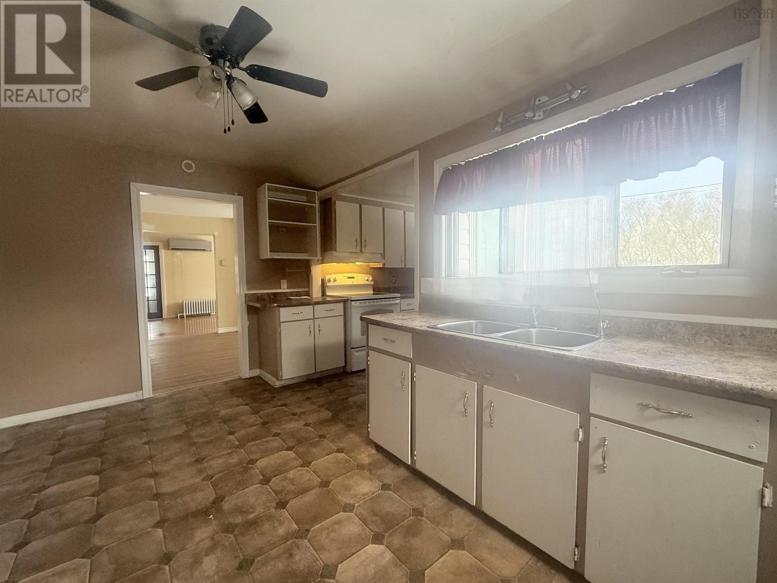 3464 Warren Ave, New Waterford, Nova Scotia  B1H 1R7 - Photo 2 - 202602851