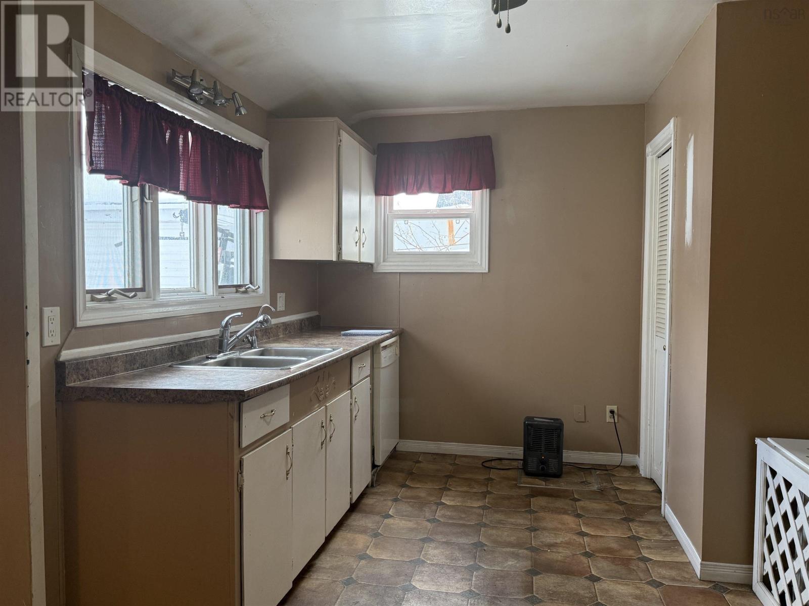 3464 Warren Ave, New Waterford, Nova Scotia  B1H 1R7 - Photo 3 - 202602851