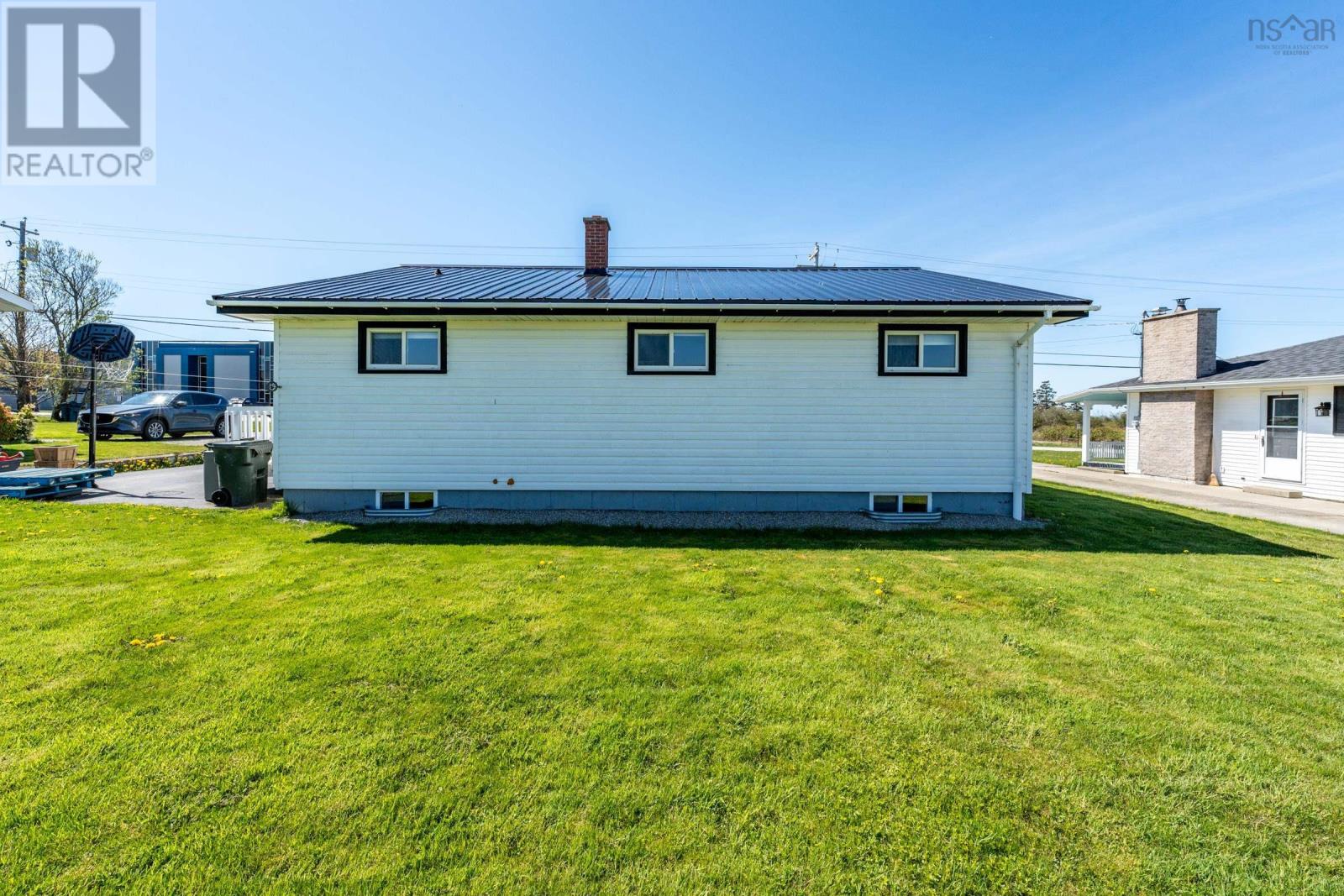 72 Hibernia Street, Yarmouth, Nova Scotia  B5A 2M6 - Photo 2 - 202603911