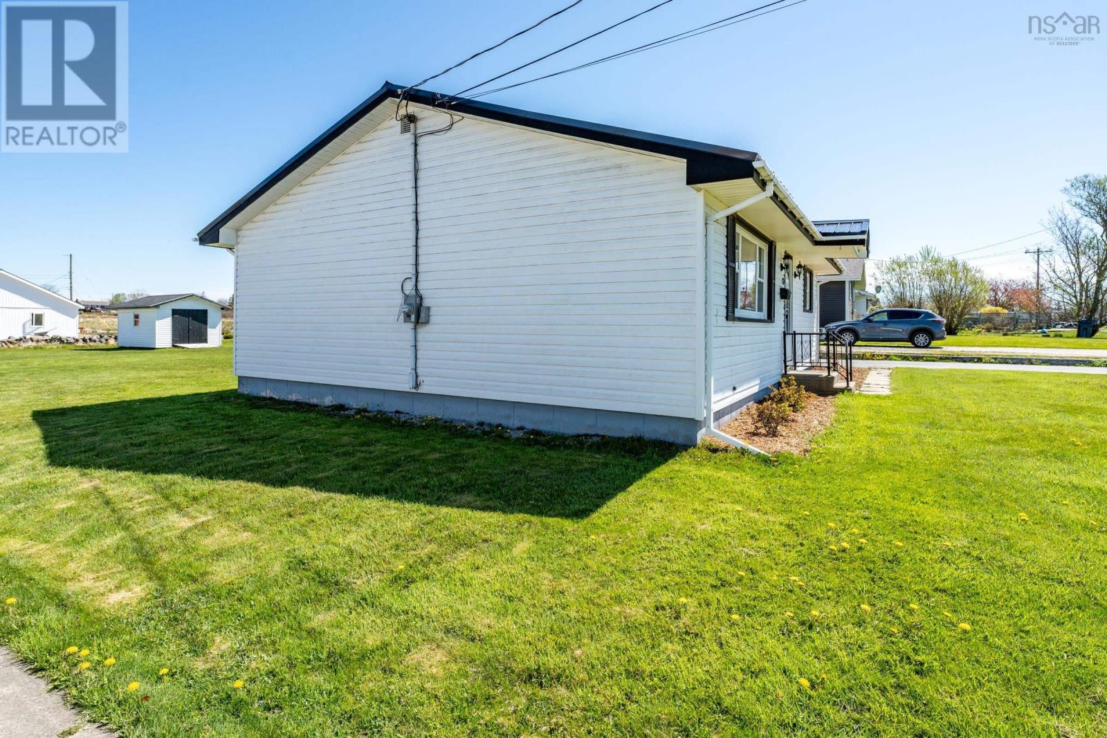 72 Hibernia Street, Yarmouth, Nova Scotia  B5A 2M6 - Photo 5 - 202603911