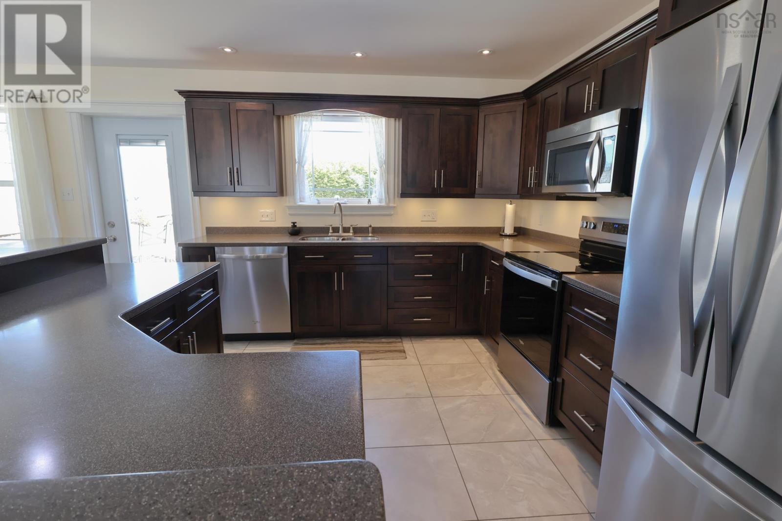 40 Dr Ernst Court, Bridgewater, Nova Scotia  B4V 9A3 - Photo 12 - 202604354