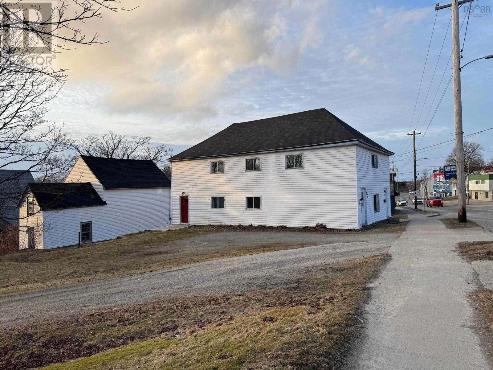 594-596 Main Street, 7 Cann Street, Yarmouth, Nova Scotia  B5A 1J8 - Photo 3 - 202604469