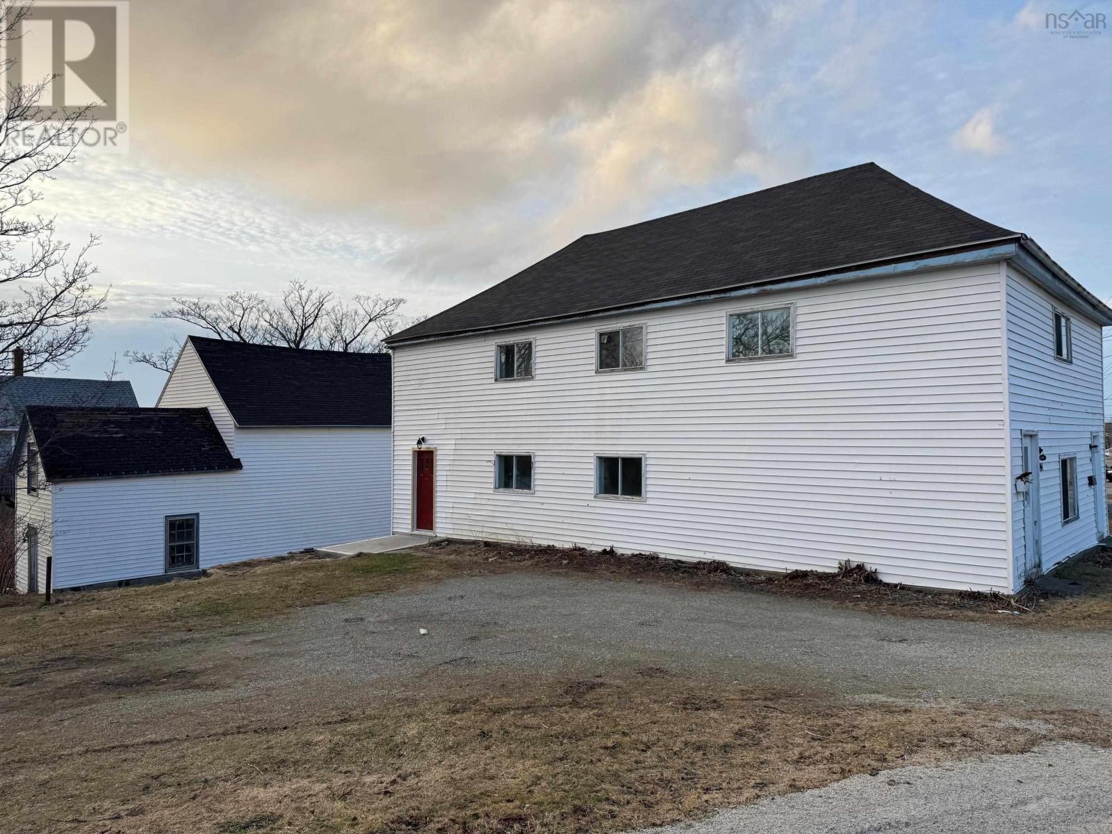 594-596 Main Street, 7 Cann Street, Yarmouth, Nova Scotia  B5A 1J8 - Photo 4 - 202604469