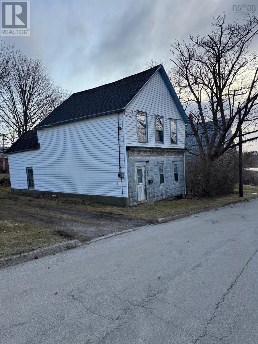 594-596 Main Street, 7 Cann Street, Yarmouth, Nova Scotia  B5A 1J8 - Photo 9 - 202604469