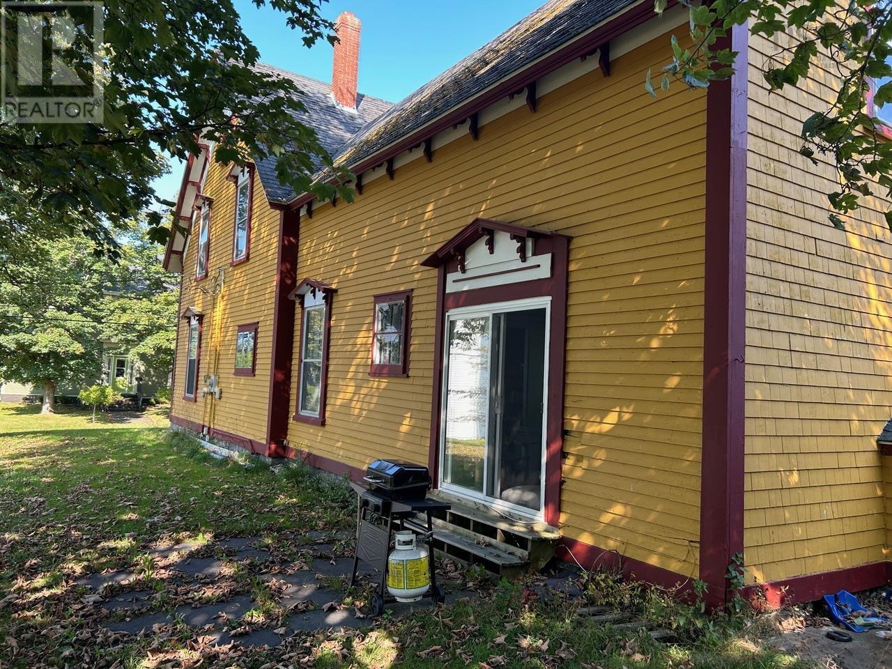 9 Elm Street, Yarmouth, Nova Scotia  B5A 2P6 - Photo 3 - 202606681