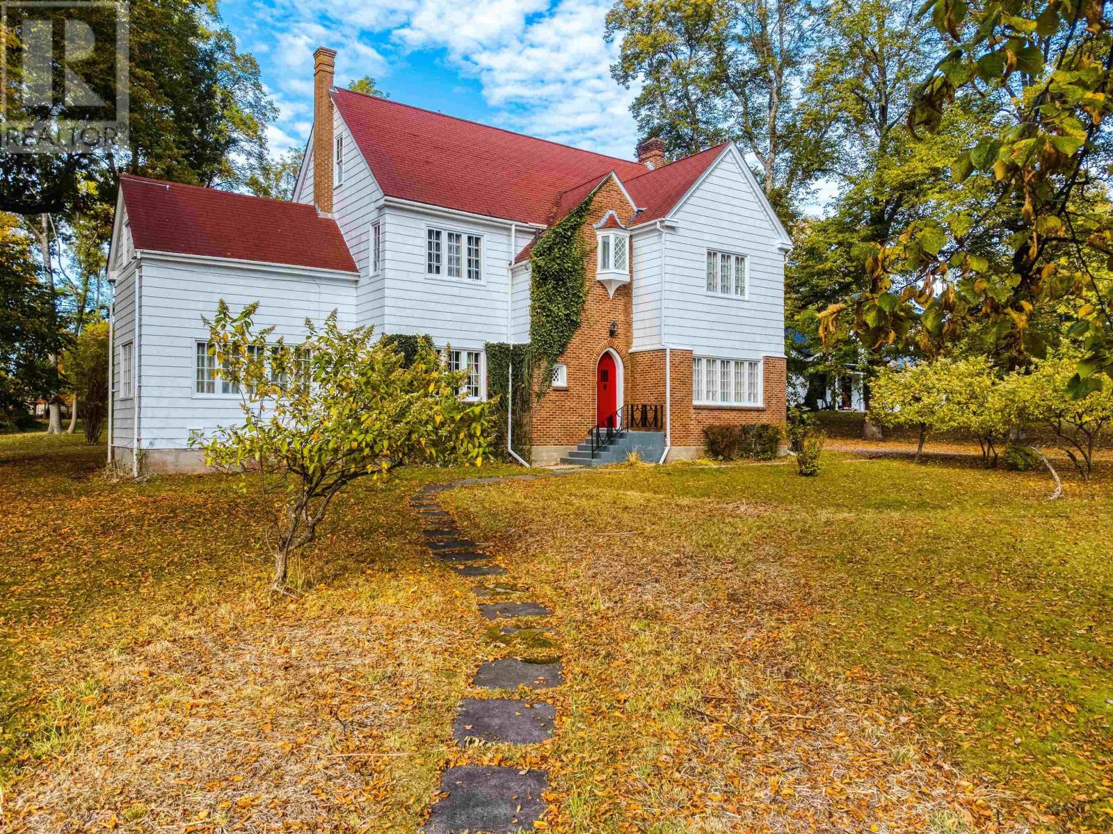 <h3>$549,900</h3><p>68 Cottage Street, Pictou, Nova Scotia</p>