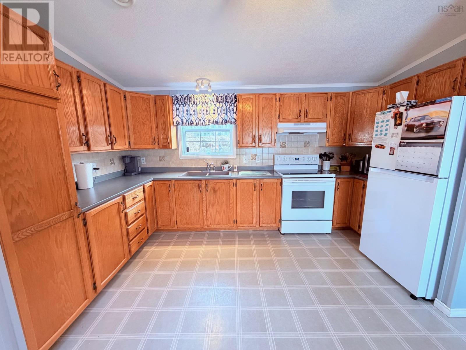 44 Clairmount Avenue, Bridgewater, Nova Scotia  B4V 4C8 - Photo 5 - 202608113