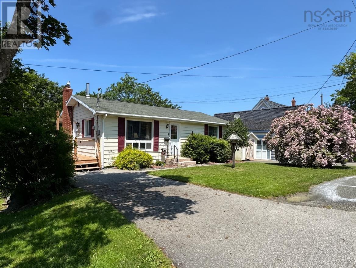 5 Whipple Street, Yarmouth, Nova Scotia  B5A 1W3 - Photo 2 - 202608677
