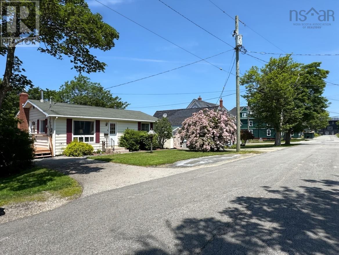 5 Whipple Street, Yarmouth, Nova Scotia  B5A 1W3 - Photo 3 - 202608677