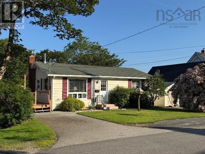 5 Whipple Street, Yarmouth, Nova Scotia  B5A 1W3 - Photo 4 - 202608677