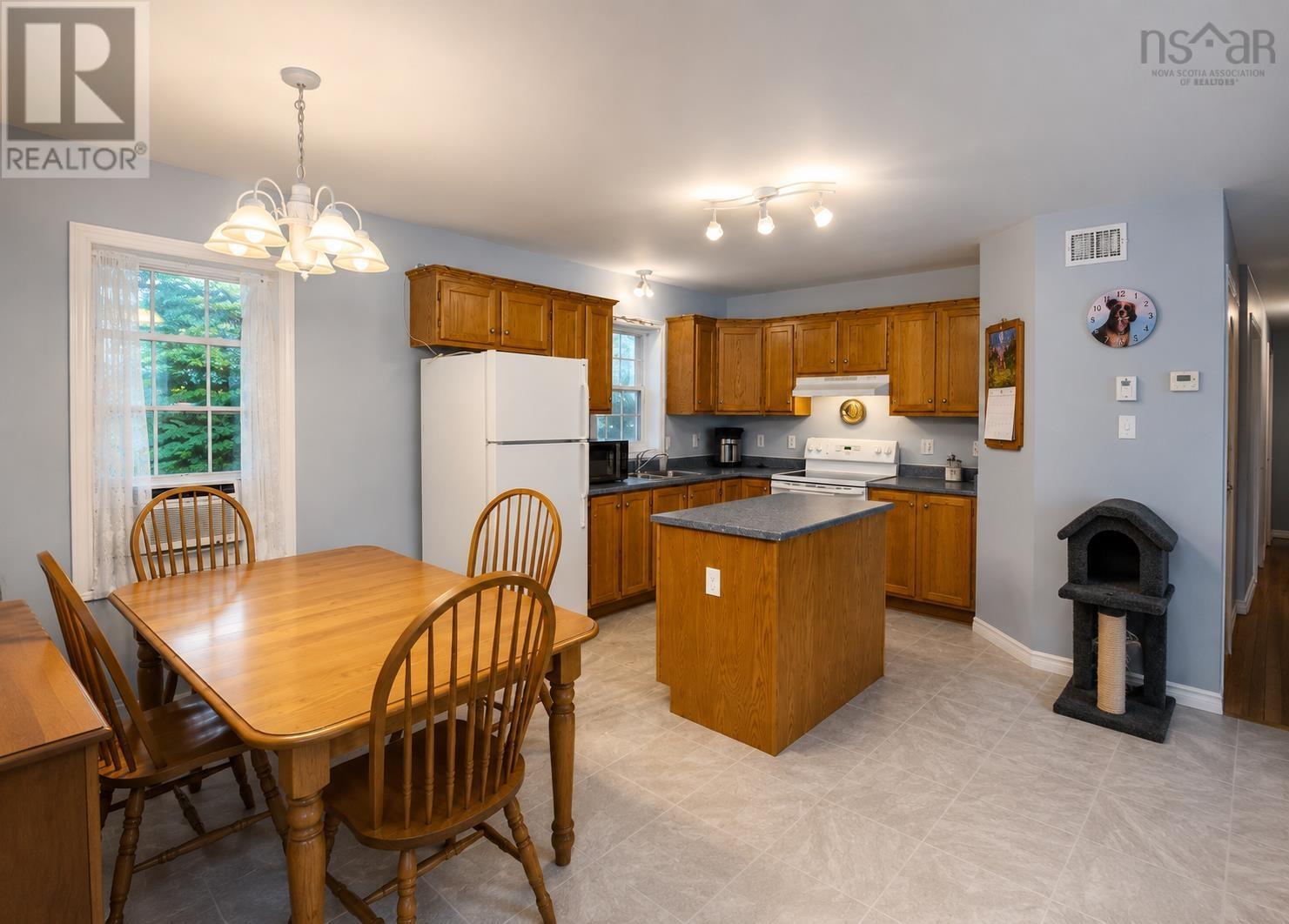 14 Lawrence Street, Liverpool, Nova Scotia  B0T 1K0 - Photo 2 - 202609050