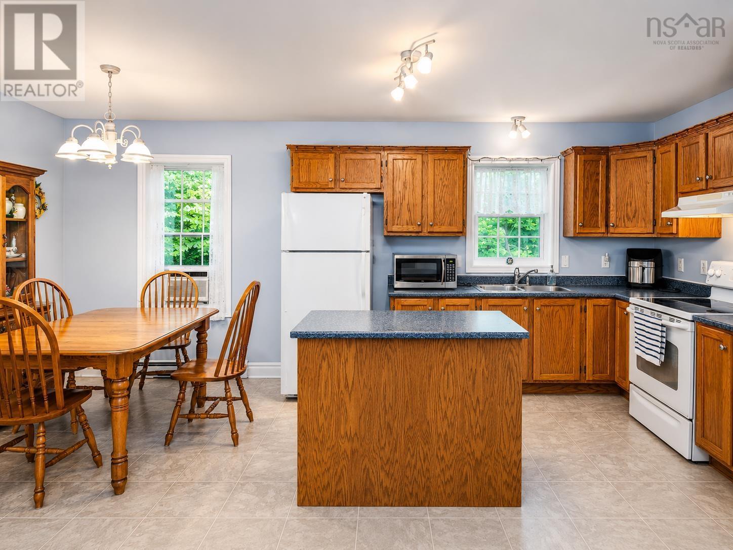 14 Lawrence Street, Liverpool, Nova Scotia  B0T 1K0 - Photo 3 - 202609050