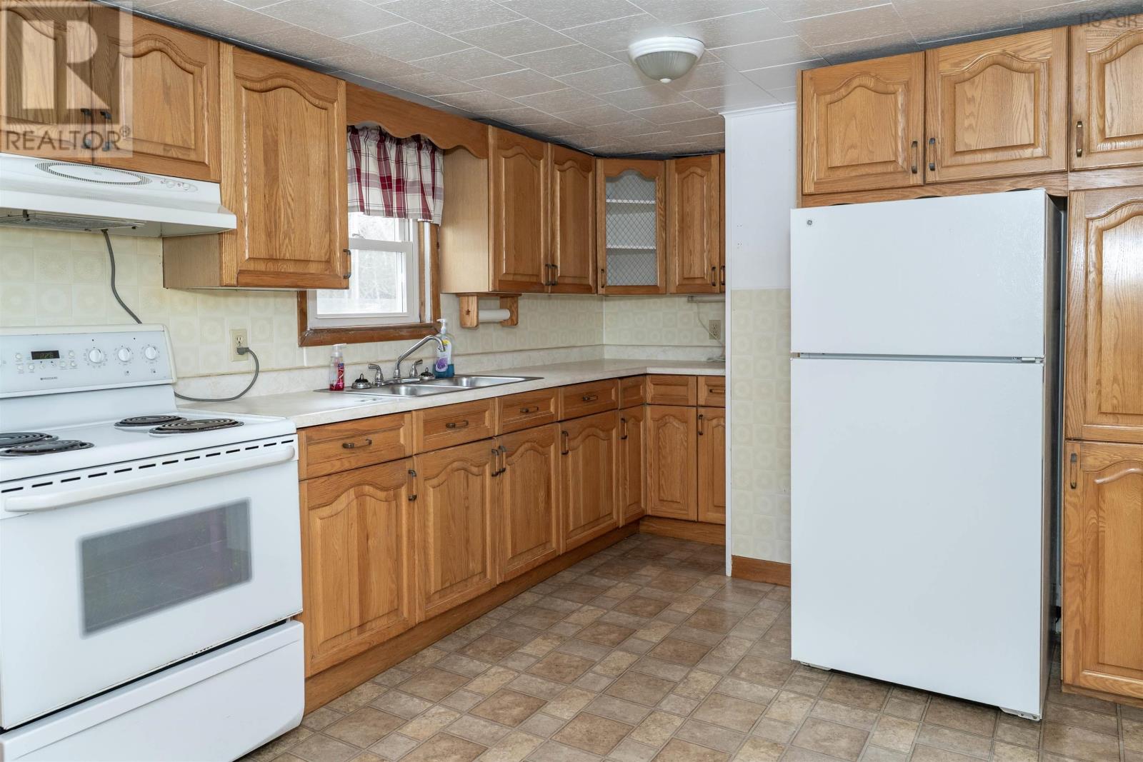 308 Lake Road, Glace Bay, Nova Scotia  B1A 2H1 - Photo 7 - 202610313