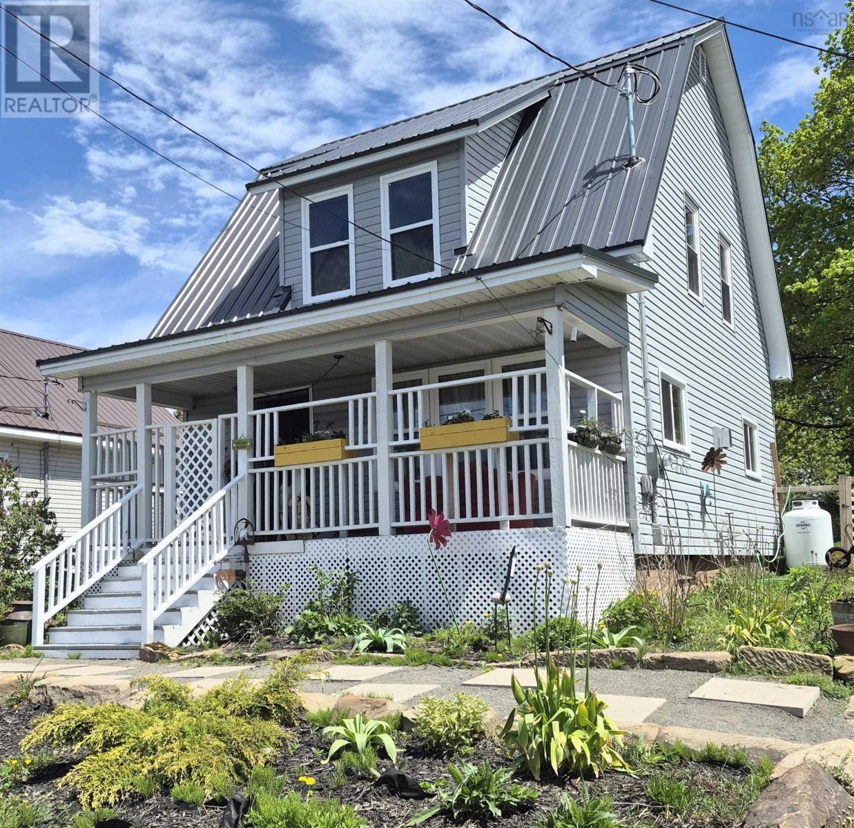 7 Lorne Street, Springhill, Nova Scotia  B0M 1X0 - Photo 2 - 202611887
