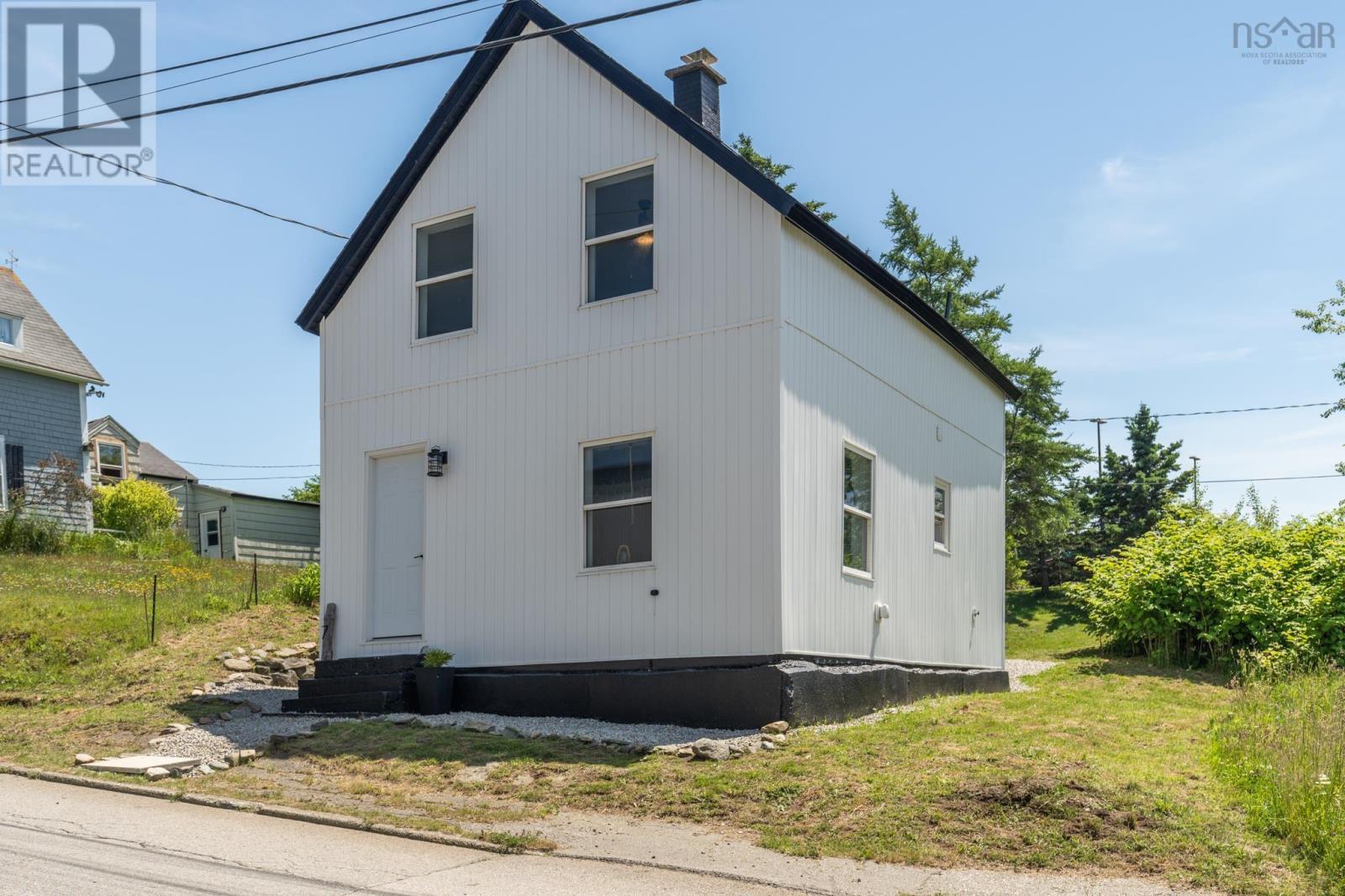7 Pearl Street, Yarmouth, Nova Scotia  B5A 3M4 - Photo 2 - 202615926