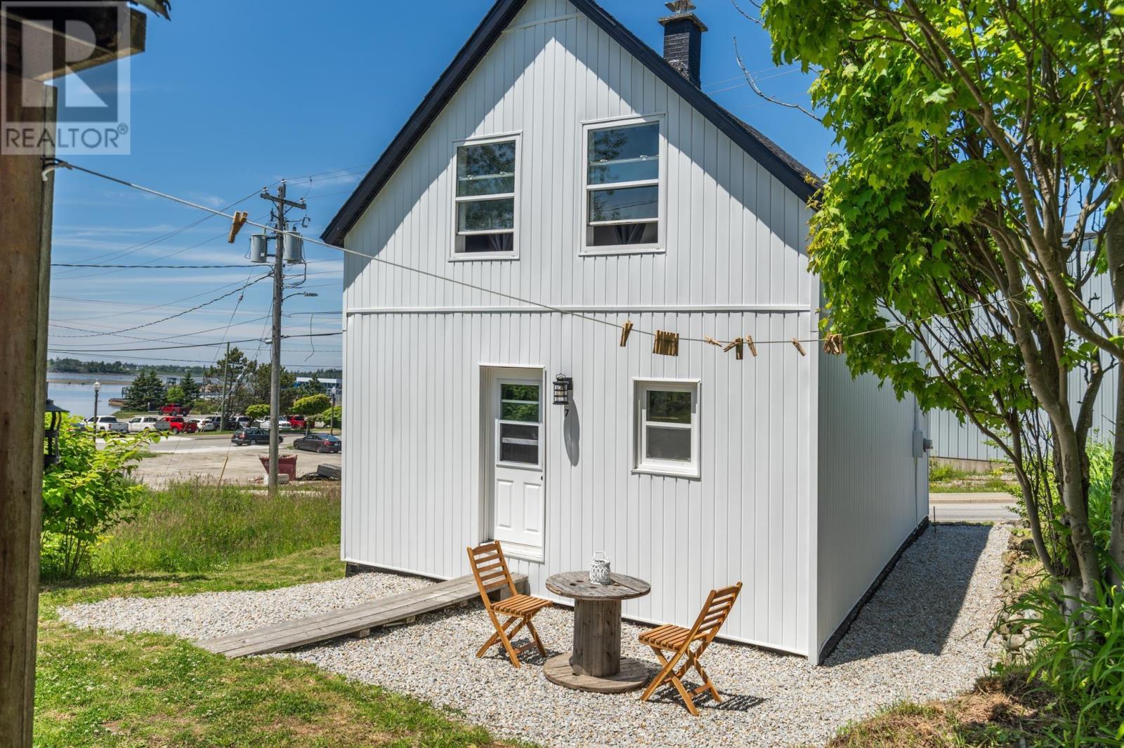 7 Pearl Street, Yarmouth, Nova Scotia  B5A 3M4 - Photo 3 - 202615926
