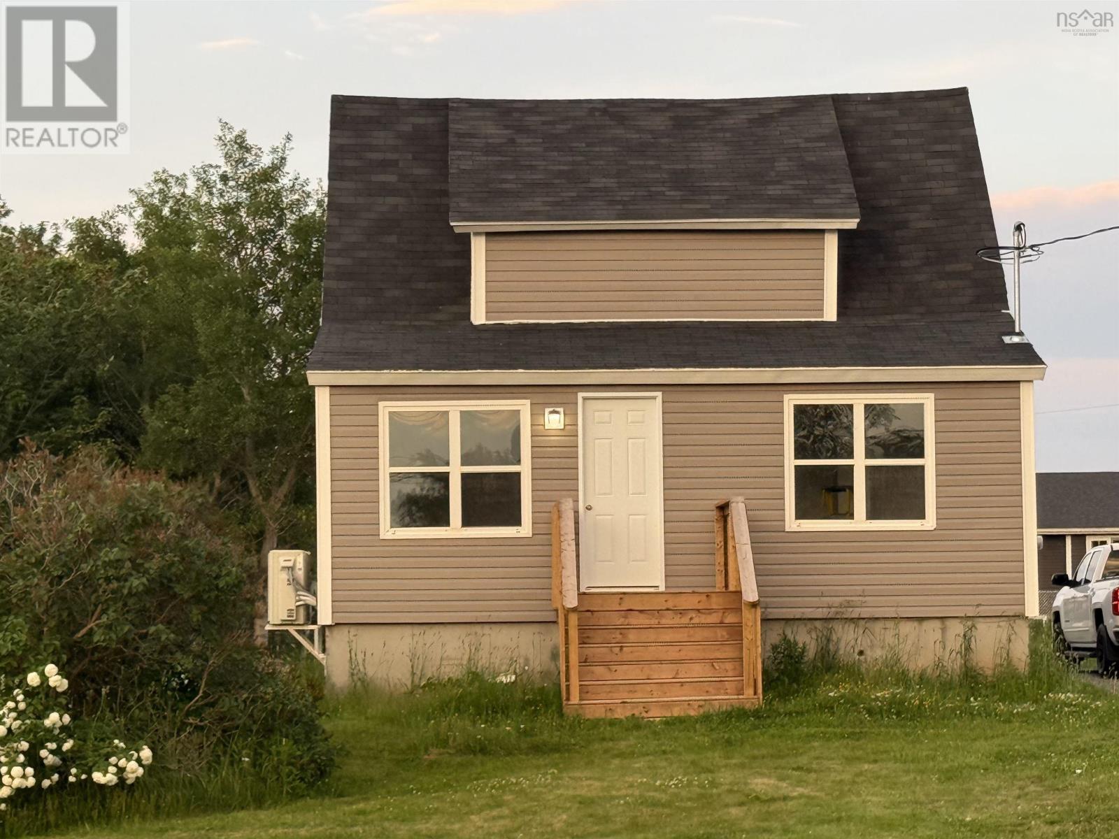 726 St. Joseph Street, New Waterford, Nova Scotia  B1H 4G6 - Photo 3 - 202616920