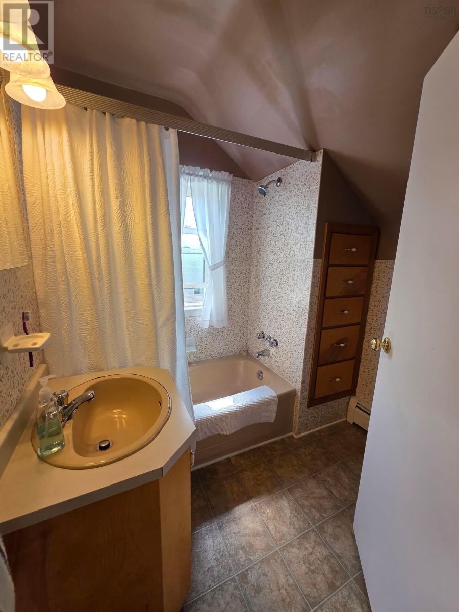 172 Cabot Street, Sydney, Nova Scotia  B1P 4E3 - Photo 11 - 202617292
