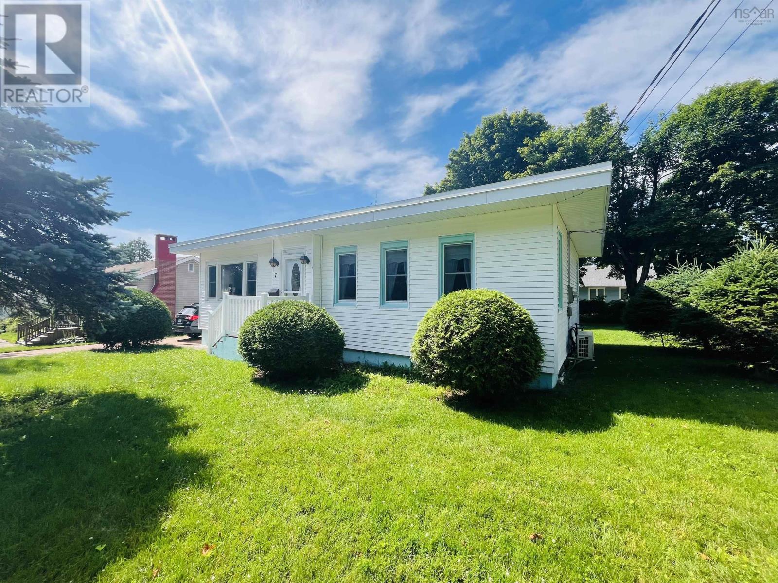 7 Franklyn Street, Amherst, Nova Scotia  B4H 3X3 - Photo 3 - 202617483