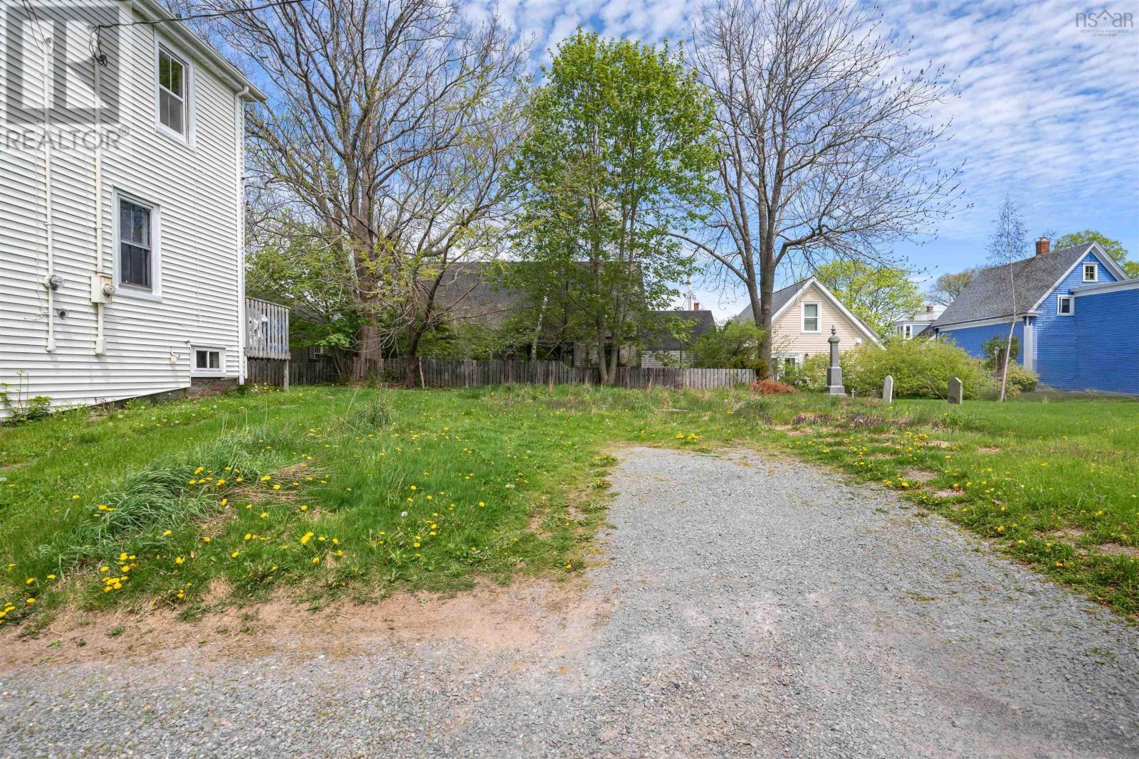 111 York Street Lunenburg, Nova Scotia Street, Lunenburg, Nova Scotia  B4V 1R2 - Photo 2 - 202617714