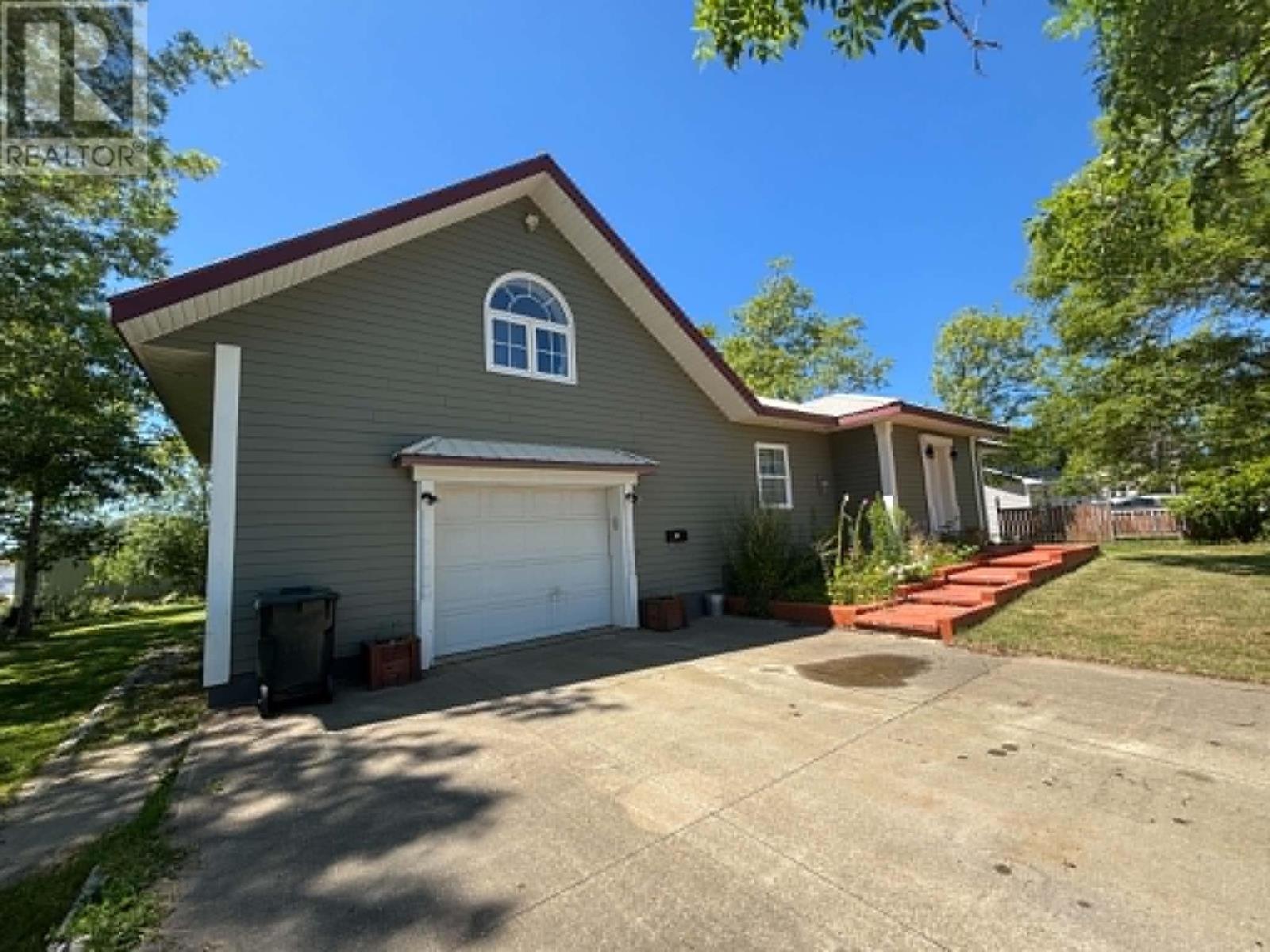 34 Clements Avenue, Yarmouth, Nova Scotia  B5A 2L7 - Photo 2 - 202618177