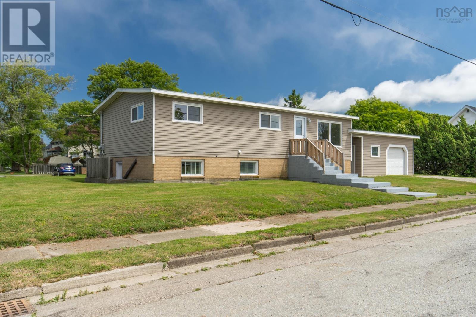 2 Huntington Street, Yarmouth, Nova Scotia  B5A 2R9 - Photo 2 - 202619073
