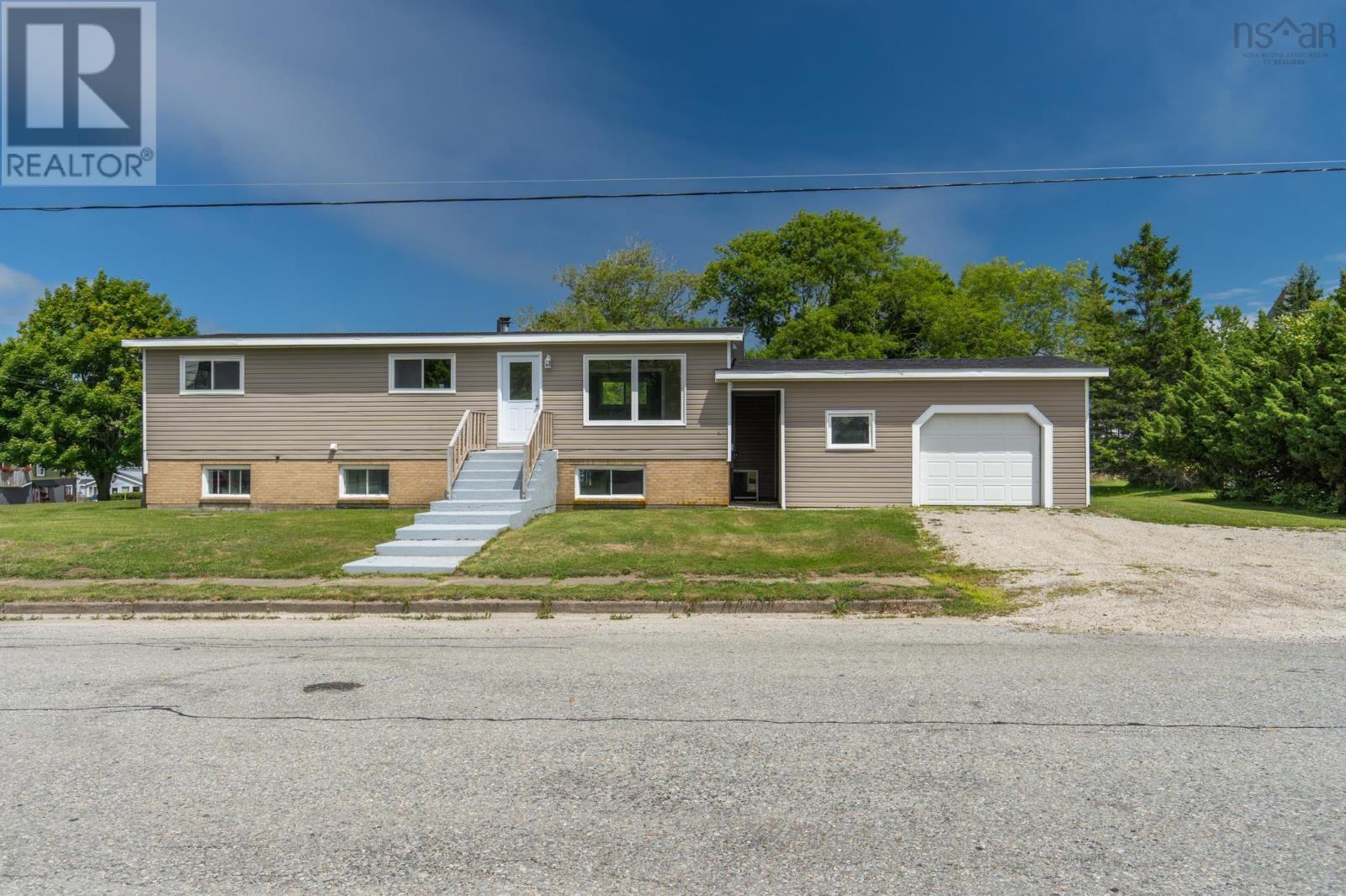 2 Huntington Street, Yarmouth, Nova Scotia  B5A 2R9 - Photo 3 - 202619073