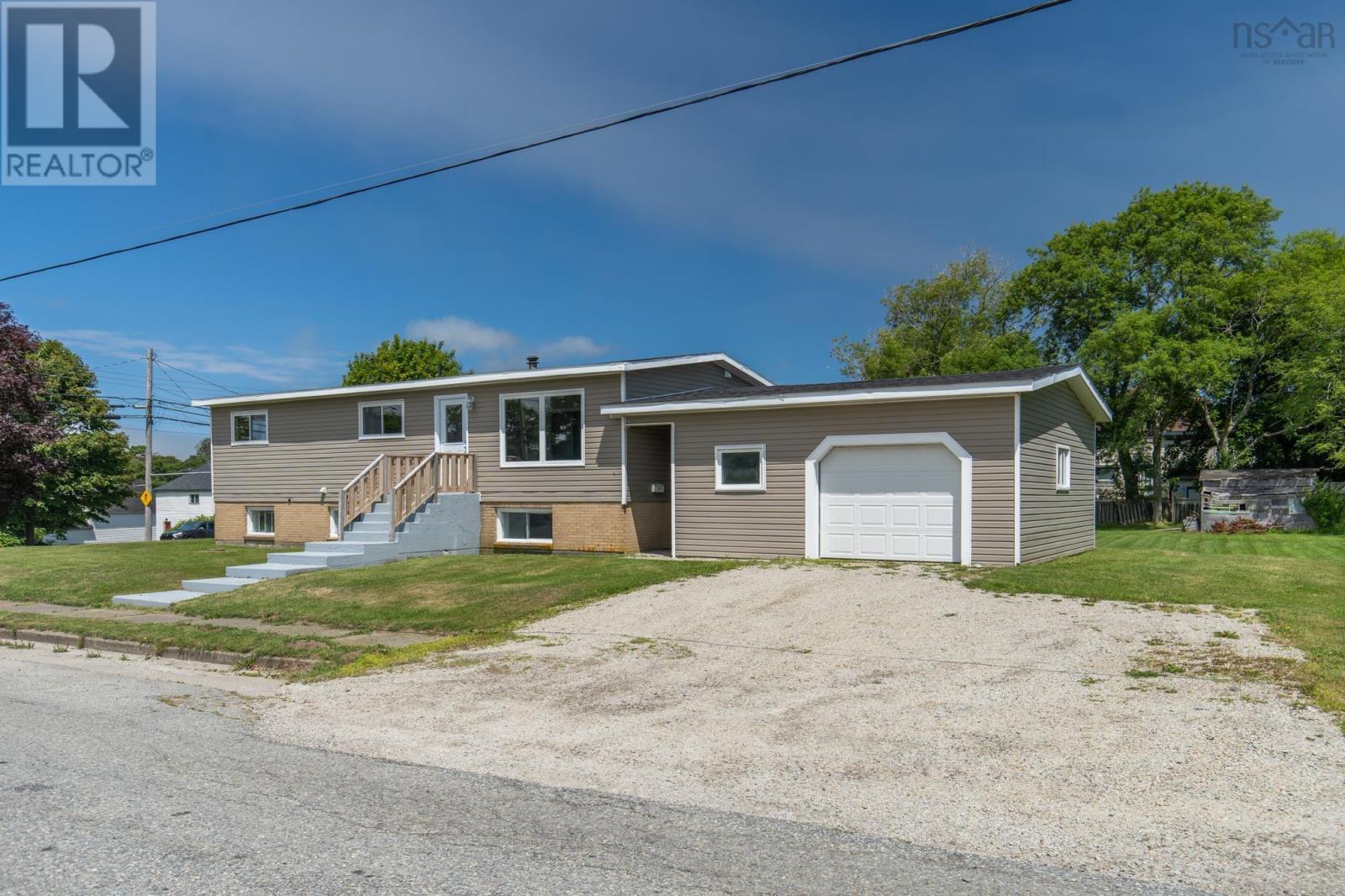 2 Huntington Street, Yarmouth, Nova Scotia  B5A 2R9 - Photo 4 - 202619073