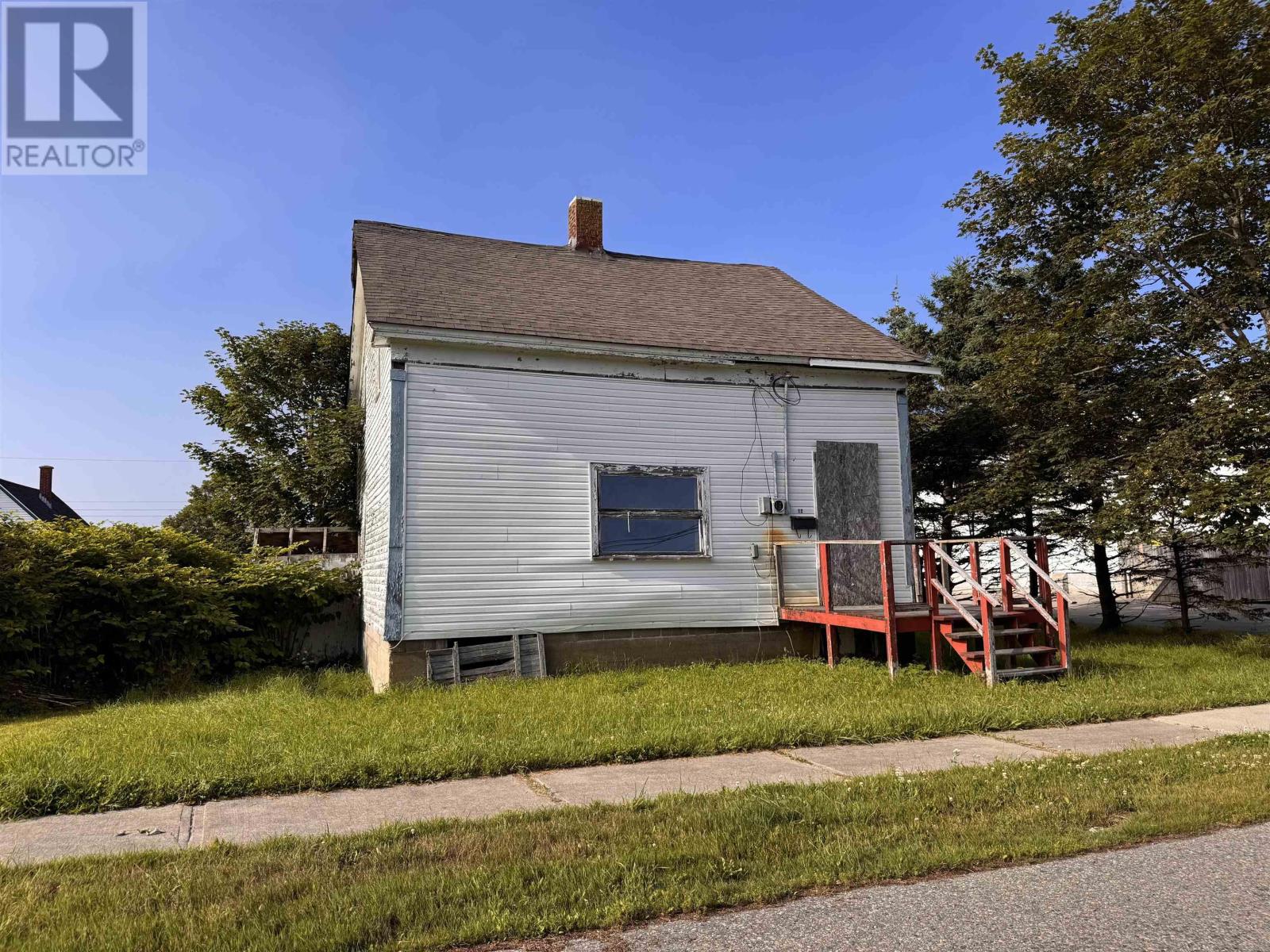 12 Butler Street, Yarmouth, Nova Scotia  B5A 3Y8 - Photo 2 - 202621155