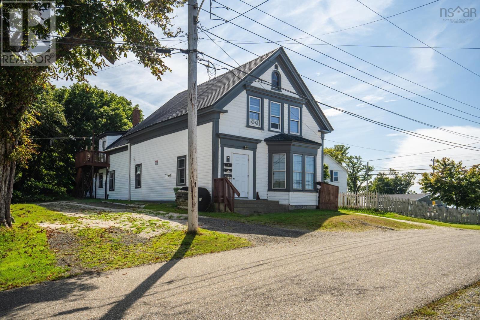 1 Butler Street, Yarmouth, Nova Scotia  B5A 3Y7 - Photo 2 - 202621595