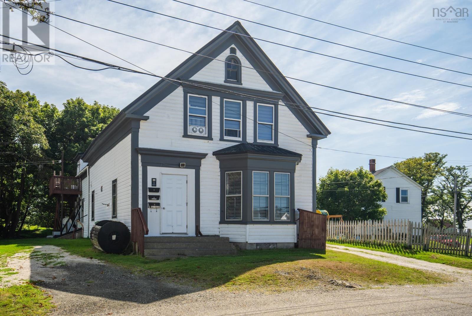 1 Butler Street, Yarmouth, Nova Scotia  B5A 3Y7 - Photo 3 - 202621595